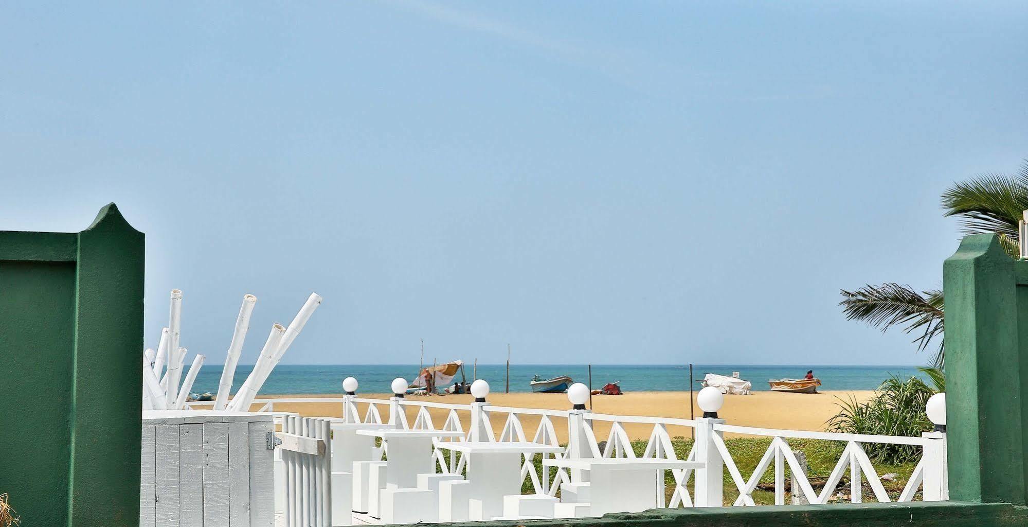 The Reef Beach Hotel Negombo Dış mekan fotoğraf