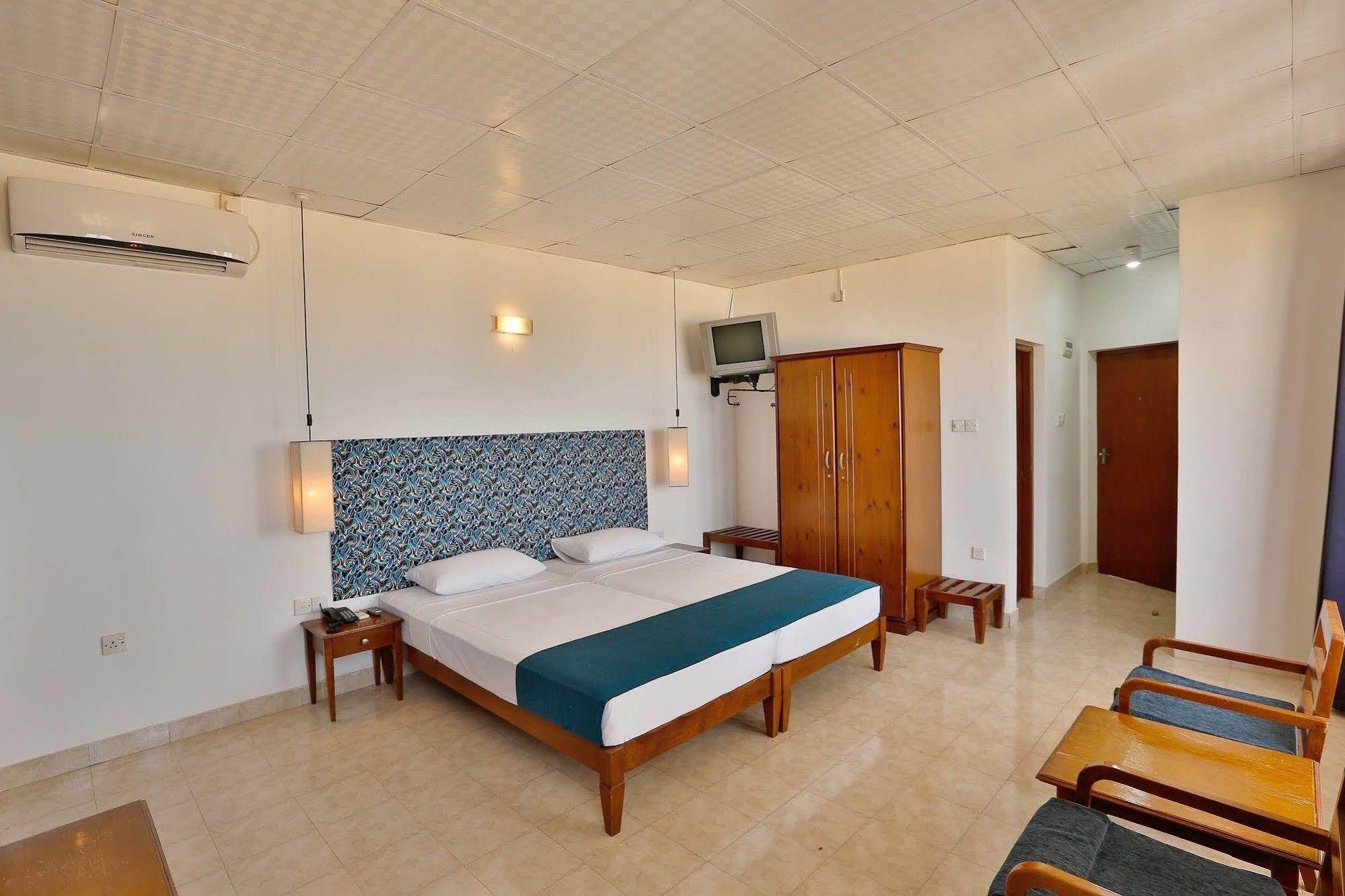 The Reef Beach Hotel Negombo Dış mekan fotoğraf
