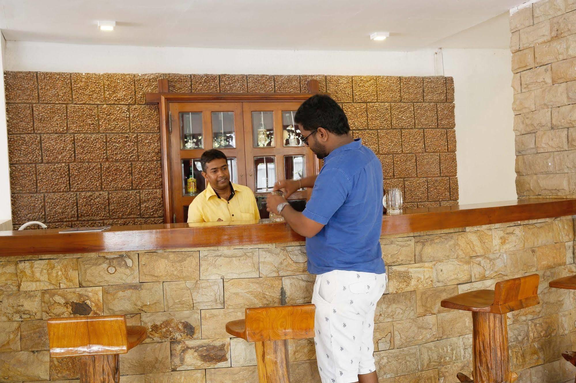 The Reef Beach Hotel Negombo Dış mekan fotoğraf