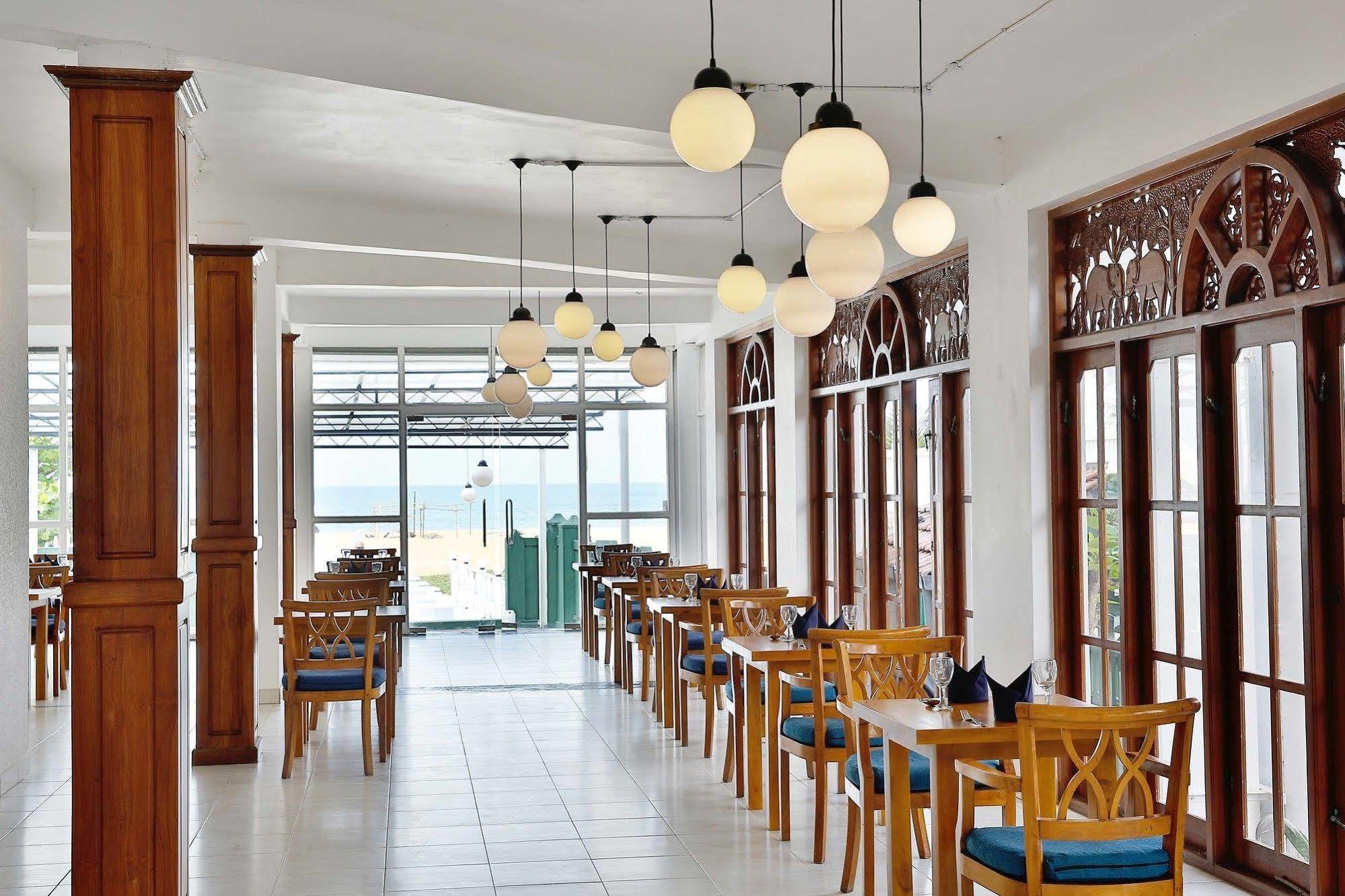 The Reef Beach Hotel Negombo Dış mekan fotoğraf