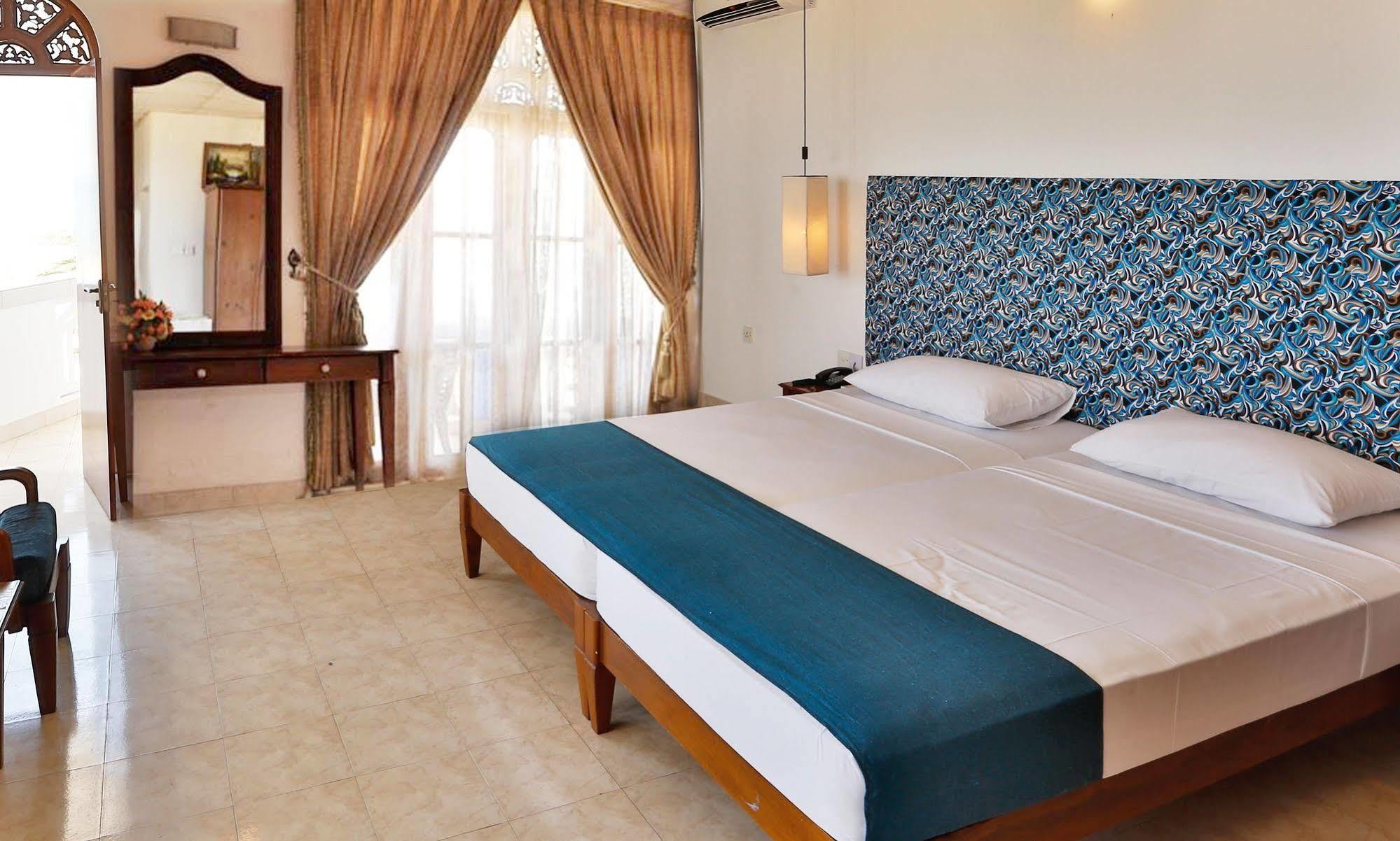 The Reef Beach Hotel Negombo Dış mekan fotoğraf