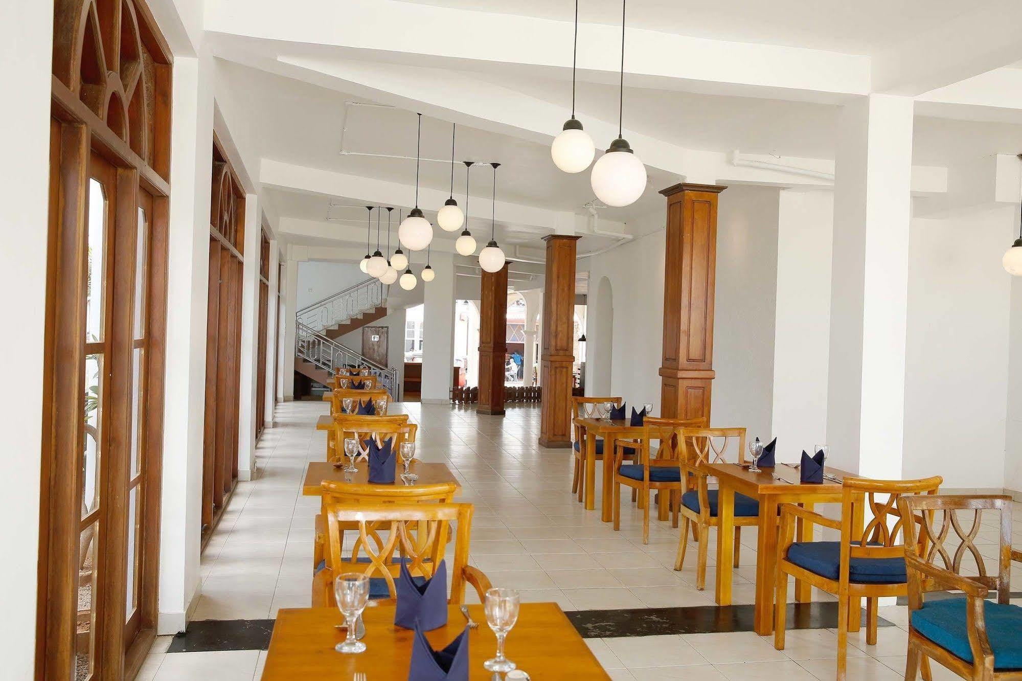 The Reef Beach Hotel Negombo Dış mekan fotoğraf